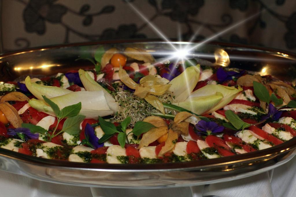 Poczesna Hotel Zornica מראה חיצוני תמונה